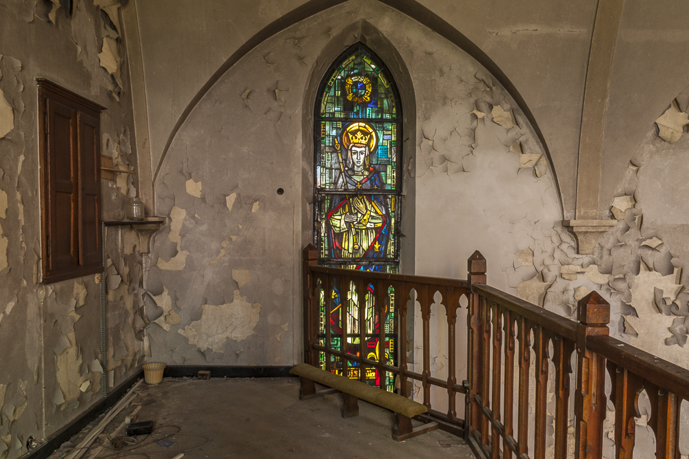 glas in lood raam in de verlaten kerk Agnus Dei, een
          bekende Belgische urbex locatie